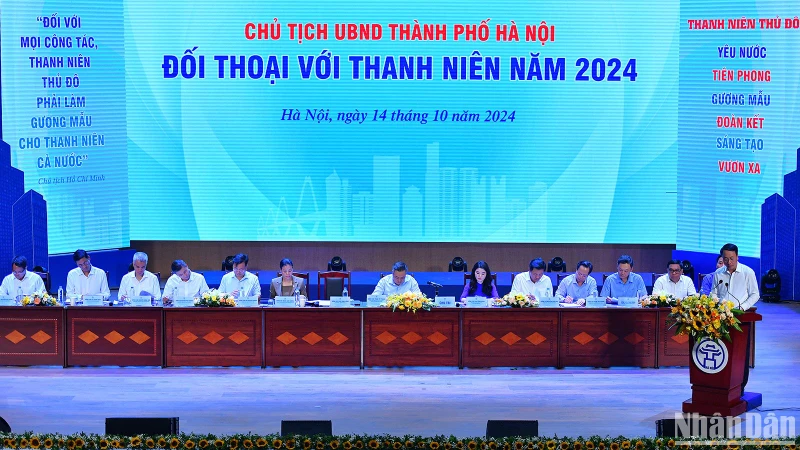 Chủ tịch Ủy ban nhân dân thành phố Hà Nội Trần Sỹ Thanh (người ngồi giữa) và đại diện các ban, sở, ngành, đoàn thể của Thủ đô đối thoại với thanh niên.