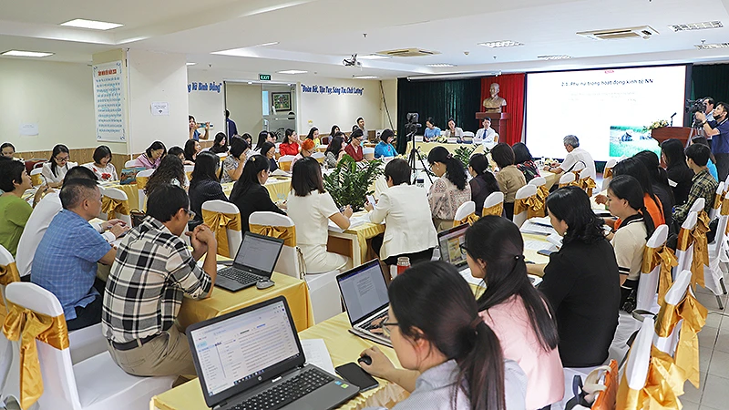 Đông đảo chuyên gia, đại diện lãnh đạo các ban, bộ, ngành, đoàn thể tới dự Hội thảo.