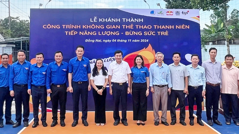 Các đại biểu dự lễ khánh thành công trình "Không gian thể thao thanh niên - Tiếp năng lượng, bừng sức trẻ” tại huyện Trảng Bom (tỉnh Đồng Nai). 