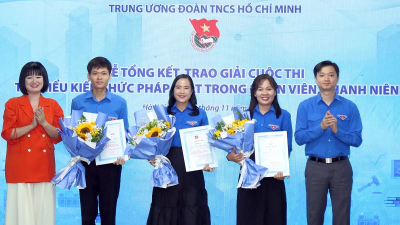 Bí thư Trung ương Đoàn, Chủ tịch Hội Sinh viên Việt Nam Nguyễn Minh Triết (ngoài cùng bên phải) và đại diện các đơn vị liên quan trao giải chung cuộc tặng 3 thí sinh có tổng điểm 12 tuần thi cao nhất.