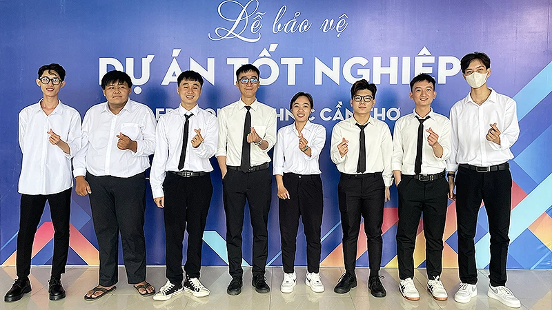 Nhiều người có thể nhầm lẫn khi gặp thầy giáo Phan Văn Tính (thứ 4 từ trái sang) cùng học trò bởi khoảng cách độ tuổi.