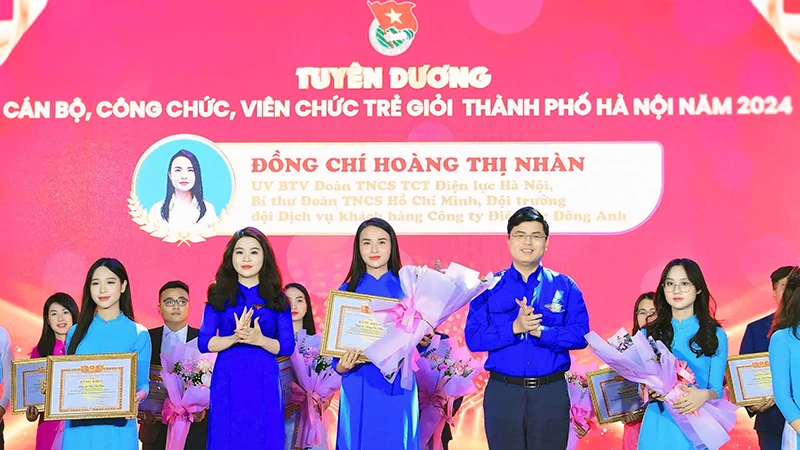 Đại diện Trung ương Đoàn và Thành đoàn Hà Nội trao Bằng khen tặng các cán bộ, công chức, viên chức trẻ giỏi của Thủ đô năm 2024.