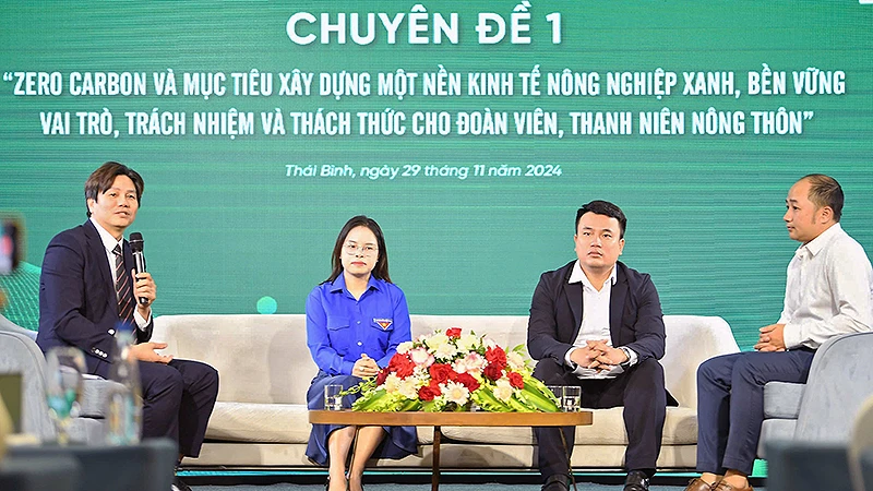 Các diễn giả, đại diện thanh niên khởi nghiệp nông nghiệp chia sẻ ý kiến tại Diễn đàn.