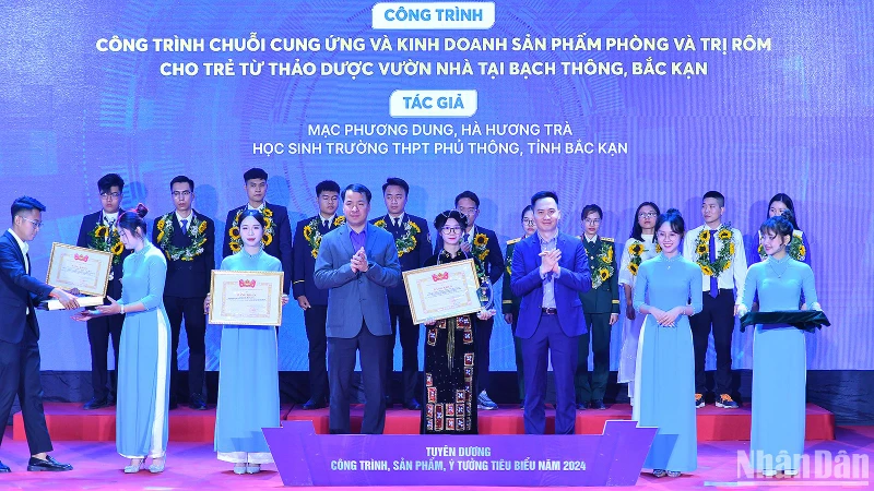 Bí thư Trung ương Đoàn Ngô Văn Cương (trên bục, bên trái) và đại diện các đơn vị liên quan trao Bằng khen tặng những cá nhân tiêu biểu tại Liên hoan.