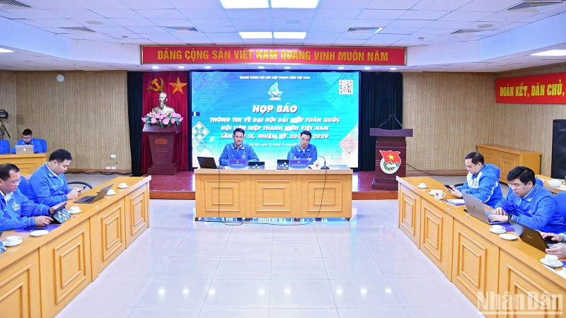 Toàn cảnh buổi họp báo.