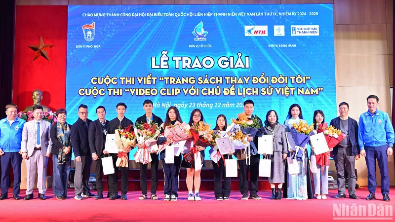 Đại diện Ban tổ chức và các đơn vị liên quan cùng những tác giả giành giải của 2 cuộc thi.