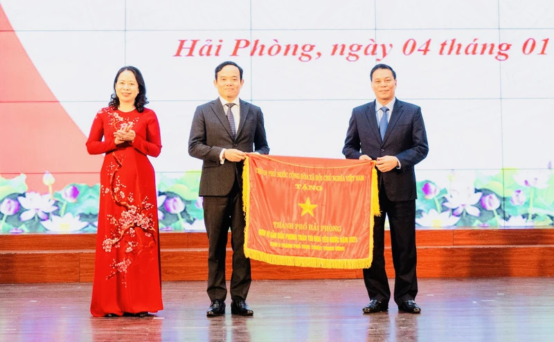 Phó Chủ tịch nước Võ Thị Ánh Xuân, Phó Chủ tịch Hội đồng Thi đua Khen thưởng Trung ương trao cờ Đơn vị dẫn đầu phong trào thi đua yêu nước năm 2021 tặng thành phố Hải Phòng. 