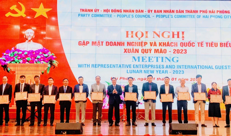 Chủ tịch Ủy ban nhân dân thành phố Hải Phòng trao Bằng khen tặng các doanh nghiệp tiêu biểu, xuất sắc.