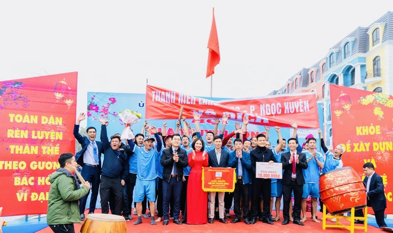 Lãnh đạo quận Đồ Sơn trao giải Nhất tặng đội đua thuyền phường Ngọc Xuyên.
