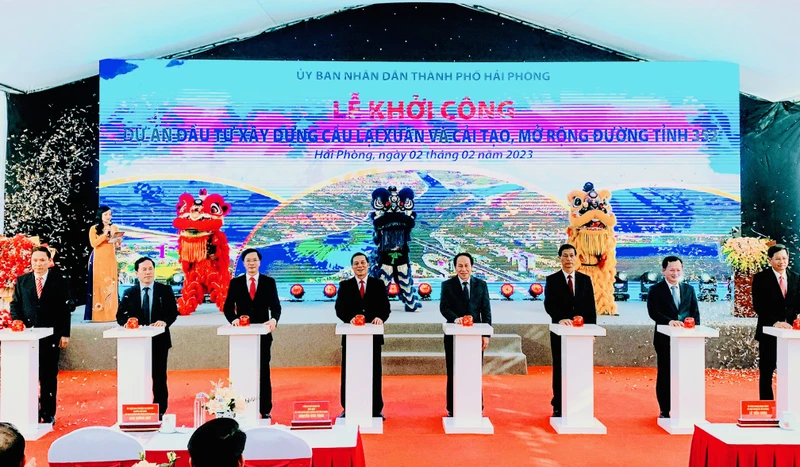 Lãnh đạo thành phố Hải Phòng và tỉnh Quảng Ninh nhấn nút khởi công dự án.