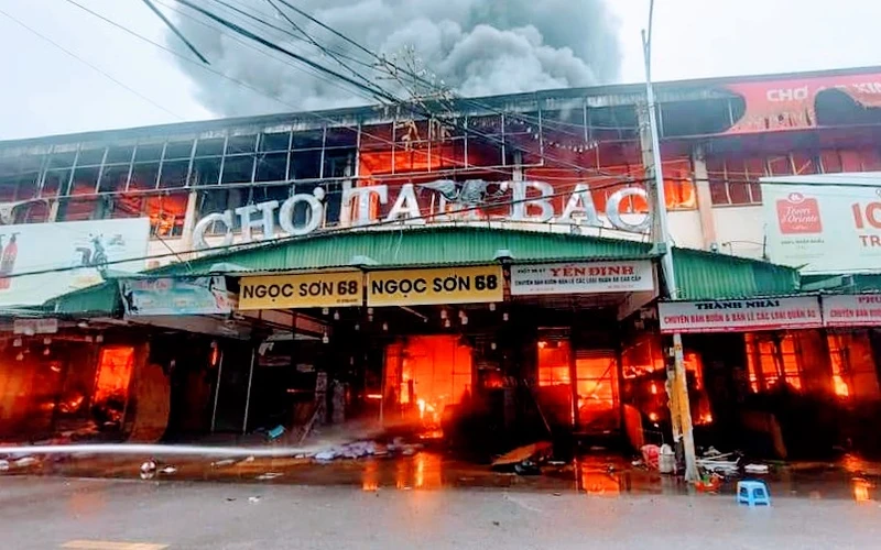 Chợ Tam Bạc (chợ Đổ) tại Hải Phòng đang cháy dữ dội.