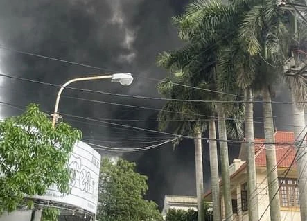 Vụ cháy lớn đã khiến việc cấp điện cho nội đô Hải Phòng bị gián đoạn.