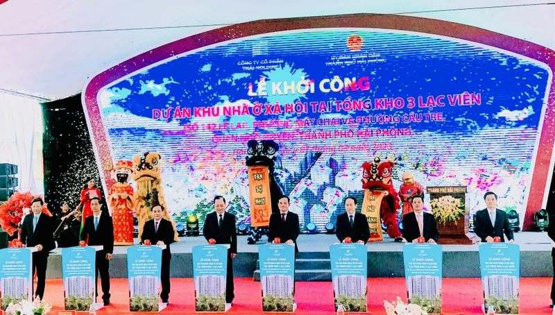 Phó Thủ tướng Trần Lưu Quang cùng lãnh đạo Bộ Xây dựng và thành phố Hải Phòng nhấn nút phát lệnh khởi công Dự án nhà ở xã hội tại Hải Phòng.
