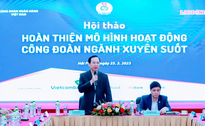 Phó Thống đốc Thường trực Ngân hàng Nhà nước Đào Minh Tú và Phó Chủ tịch Tổng Liên đoàn Lao động Việt Nam Ngọ Duy Hiểu chủ trì Hội thảo.