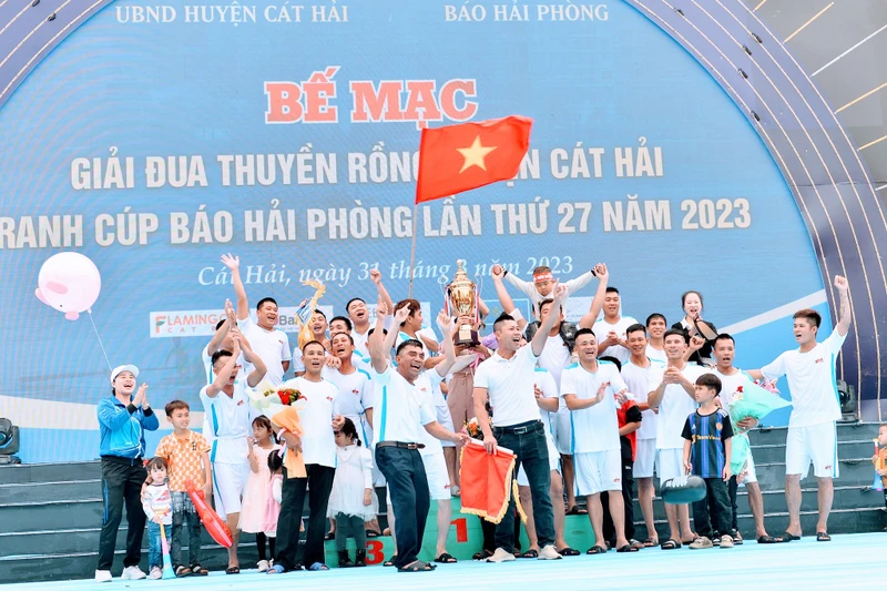 Niềm vui chiến thắng của các tay đua thuyền rồng trên biển Cát Bà năm 2023. (Ảnh: Cổng TTĐT thành phố Hải Phòng)