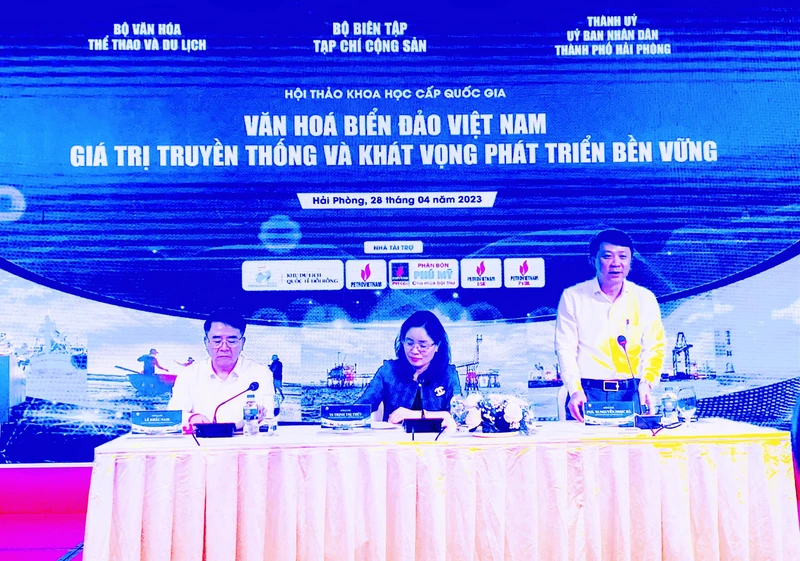 Các đại biểu chủ trì hội thảo “Văn hóa biển đảo Việt Nam - Giá trị truyền thống và khát vọng phát triển bền vững".