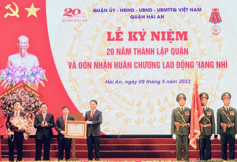 Trao Huân chương Lao động hạng Nhì của Chủ tịch Nước tặng nhân dân và cán bộ quận Hải An. (Hải Phòng)