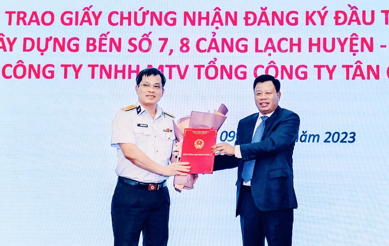 Trưởng Ban Quản lý Khu Kinh tế Hải Phòng trao giấy chứng nhận đầu tư Bến số 7, số 8 Khu bến cảng Lạch Huyện cho Tổng Công ty Tân cảng Sài Gòn.