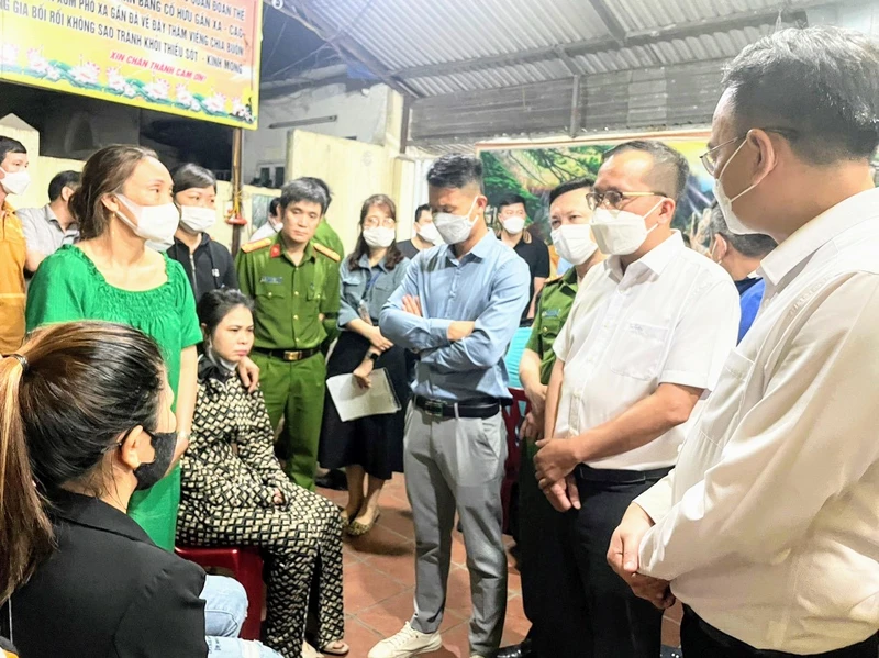 Lãnh đạo quận Ngô Quyền (Hải Phòng) thăm hỏi, động viên, chia sẻ những mất mát với các gia đình có người thiệt mạng trong vụ cháy.