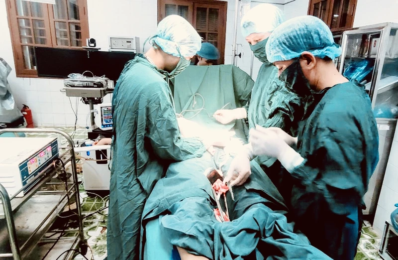 Các y, bác sĩ Trung tâm Y tế quân dân y huyện đảo Bạch Long Vĩ thực hiện ca phẫu thuật bệnh nhân chửa ngoài tử cung nguy cơ vỡ.