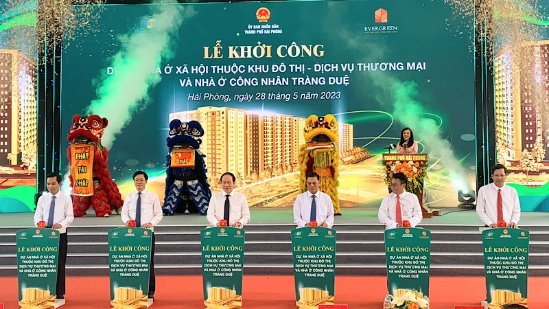 Lãnh đạo thành phố Hải Phòng và Công ty cổ phần khu công nghiệp Sài Gòn-Hải Phòng nhấn nút khởi công dự án nhà ở xã hội.