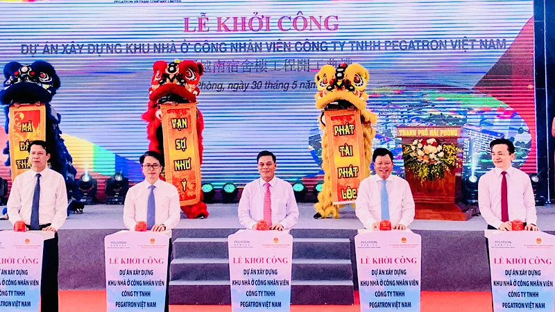 Lãnh đạo thành phố Hải Phòng và Công ty trách nhiệm hữu hạn Pegatron Việt Nam nhấn nút khởi công dự án xây dựng nhà ở cho công nhân.