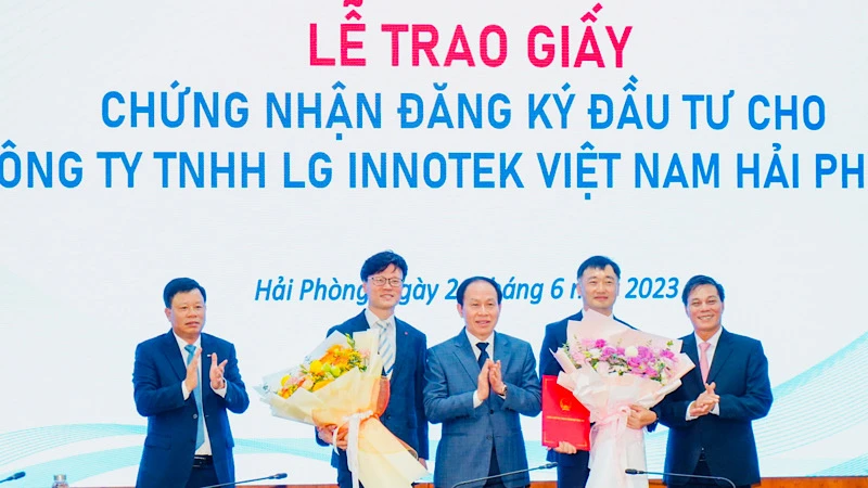 Lãnh đạo thành phố Hải Phòng trao Giấy chứng nhận đầu tư cho Công ty LG Innotek Việt Nam Hải Phòng.