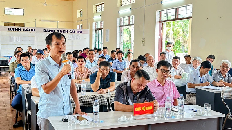 Đại diện các hộ nhân dân xã Đông Phương (huyện Kiến Thụy) nêu ý kiến tại đối thoại.