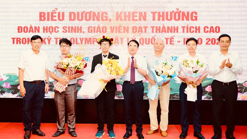 Lãnh đạo thành phố Hải Phòng biểu dương, khen thưởng giáo viên và học sinh Nguyễn Tuấn Dương (áo đen) xuất sắc giành Huy chương Bạc Olympic Vật lý quốc tế.