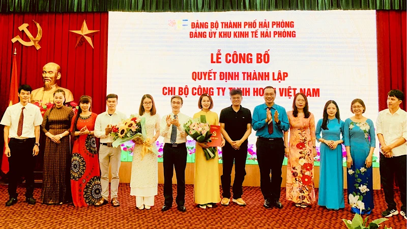 Lãnh đạo Đảng ủy Khu Kinh tế Hải Phòng trao quyết định thành lập và chủ doanh nghiệp tặng hoa chúc mừng Chi bộ Đảng Công ty trách nhiệm hữu hạn Horn Việt Nam.