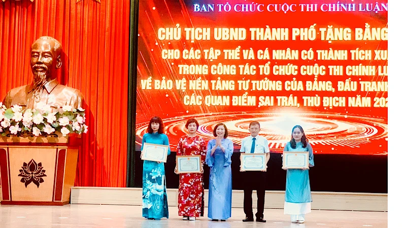 Trao Bằng khen của Chủ tịch Ủy ban nhân dân thành phố Hải Phòng tặng các cá nhân có thành tích xuất sắc trong cuộc thi.