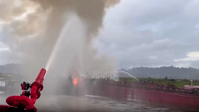 Lực lượng chữa cháy nỗ lực dập tắt đám cháy trên tàu du lịch BHAYA.