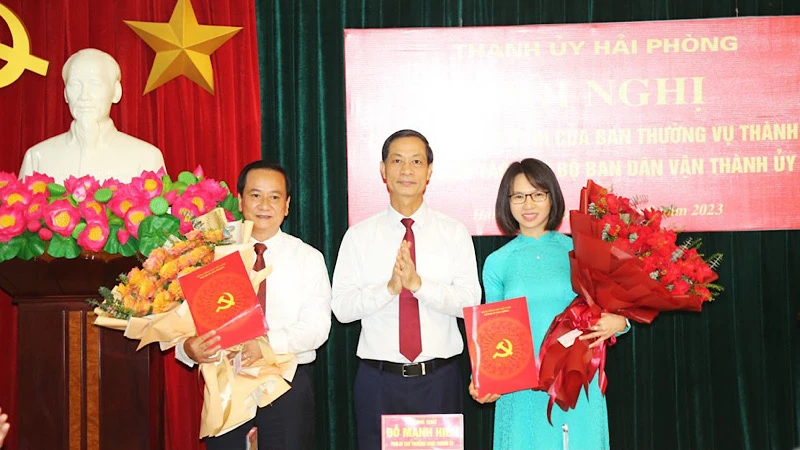 Phó Bí thư Thường trực Thành ủy Hải Phòng trao Quyết định cho đồng chí Nguyễn Văn Thành và Đặng Thị Phương Liên.