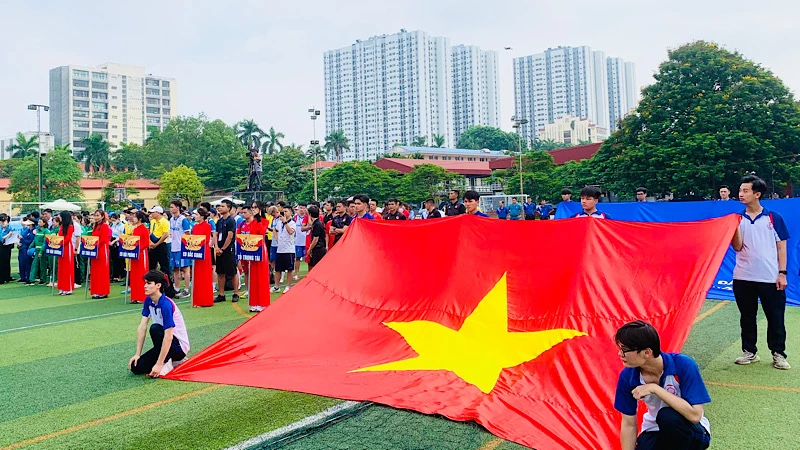 Chào cờ trong lễ khai mạc Giải vô địch bóng đá công nhân toàn quốc năm 2023.