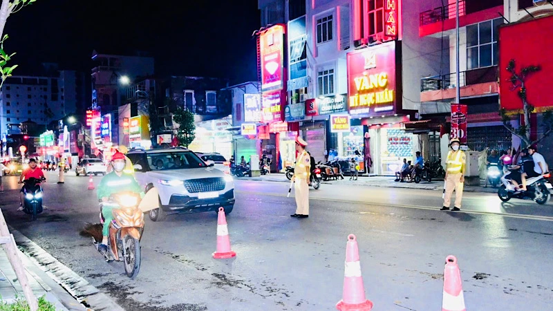 Lực lượng Cảnh sát giao thông kiểm tra an toàn giao thông trên các tuyến đường bộ Hải Phòng.