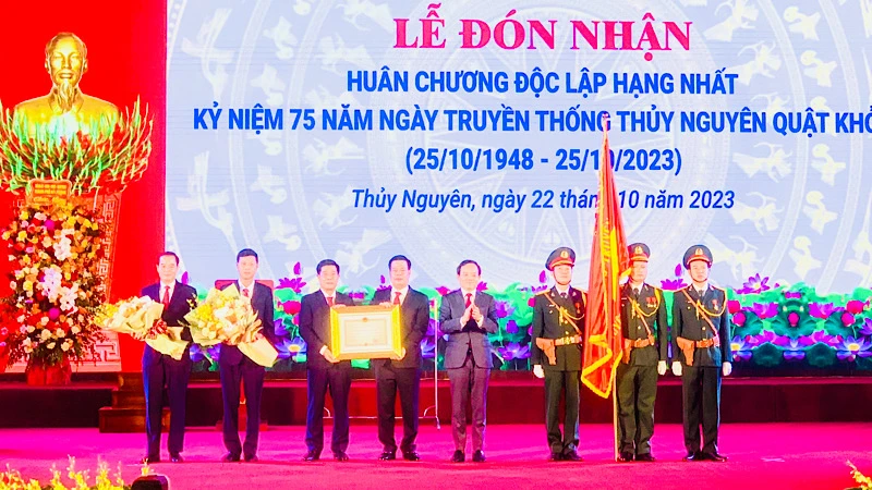 Phó Thủ tướng Chính phủ Trần Lưu Quang trao Huân chương Độc lập hạng Nhất tặng Đảng bộ, chính quyền và nhân dân huyện Thủy Nguyên.