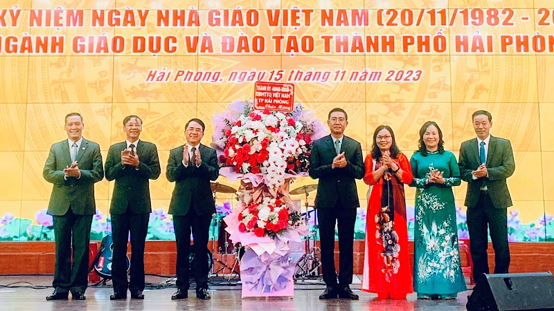 Lãnh đạo thành phố trao lẵng hoa của Thành ủy, Hội đồng nhân dân, Ủy ban nhân dân, Ủy ban Mặt trận Tổ quốc thành phố, tặng đội ngũ cán bộ, giáo viên ngành giáo dục, đào tạo Hải Phòng.