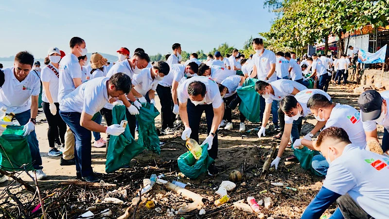 Mọi người cùng tham gia thu gom rác thải trên bãi biển Đồ Sơn