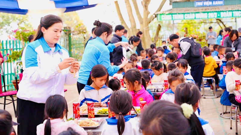 Tuổi trẻ Hải Phòng tổ chức chương trình Bữa ăn cho em tại Trường Phổ thông Dân tộc Bán trú - Tiểu học Xam Măn, xã Keo Lôm (huyện Điện Biên Đông).