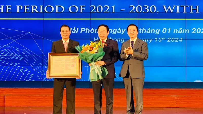Phó Thủ tướng Trần Hồng Hà chúc mừng và trao cho lãnh đạo thành phố Hải Phòng Quy hoạch Hải Phòng thời kỳ 2021-2030, tầm nhìn đến năm 2050.
