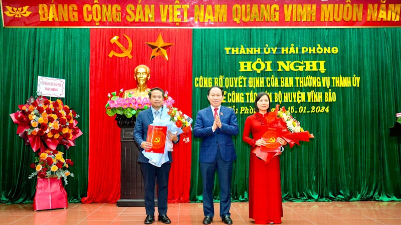 Đồng chí Lê Tiến Châu, Ủy viên Trung ương Đảng, Bí thư Thành ủy Hải Phòng trao Quyết định điều động đồng chí Nguyễn Hoàng Long và đồng chí Phạm Tuyên Dương.