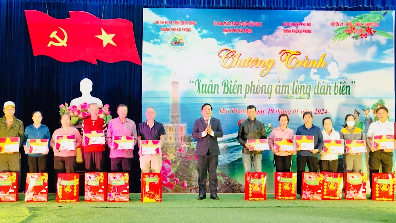 Phó Chủ tịch Ủy ban nhân dân thành phố Hải Phòng Nguyễn Đức Thọ trao quà tặng các gia đình chính sách, gia đình có hoàn cảnh khó khăn tại chương trình "Xuân Biên phòng - Ấm lòng dân biển".