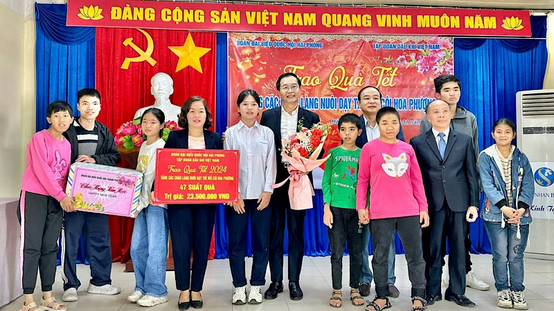 Đại diện lãnh đạo Đoàn Đại biểu Quốc hội thành phố Hải Phòng và Tập đoàn Dầu khí Việt Nam trao quà Tết tặng các cháu Làng Nuôi dạy trẻ mồ côi Hoa Phượng.
