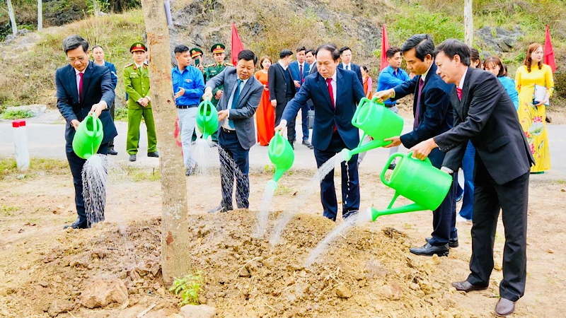 Các đồng chí lãnh đạo thành phố Hải Phòng tham gia trồng cây tại huyện An Lão. (Ảnh: Cổng TTĐT Hải Phòng)