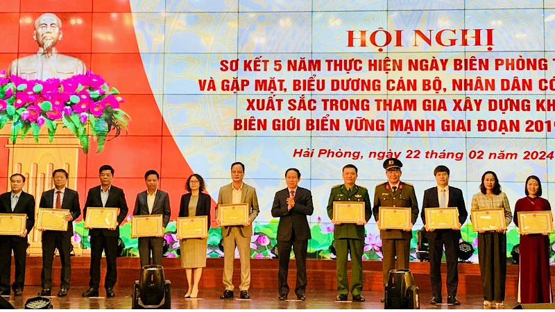 Ủy viên Trung ương Đảng, Bí thư Thành ủy Hải Phòng Lê Tiến Châu trao Bằng khen tặng các tập thể tiêu biểu trong xây dựng biên giới biển vững mạnh.