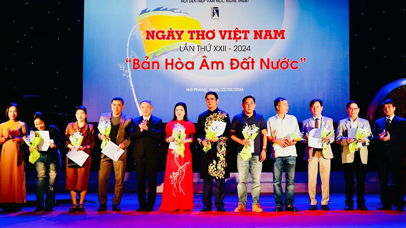Các hội viên mới kết nạp của Hội Liên hiệp Văn học Nghệ thuật Hải Phòng trong Ngày thơ Việt Nam tại Hải Phòng.
