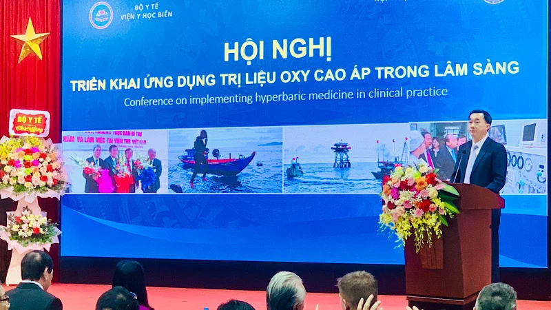 Thứ trưởng Y tế Trần Văn Thuấn phát biểu tại Hội nghị quốc gia về y tế biển, đảo lần thứ 7.