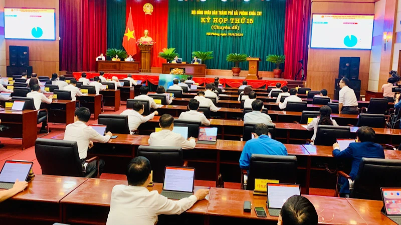 Các đại biểu Hội đồng nhân dân thành phố Hải Phòng khóa 16 biểu quyết thông qua Đồ án quy hoạch chung đô thị mới Thủy Nguyên.