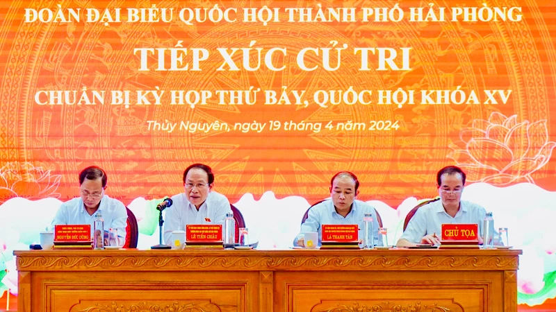 Các đại biểu Quốc hội thành phố Hải Phòng tiếp xúc cử tri huyện Thủy Nguyên.