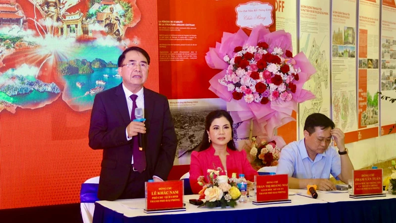 Phó Chủ tịch thành phố Hải Phòng Lê Khắc Nam giới thiệu về Lễ hội Hoa phượng đỏ tại Hà Nội.